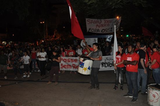 Contra corrupo, por sade e educao, manifestantes percorrem Cuiab centro do poder