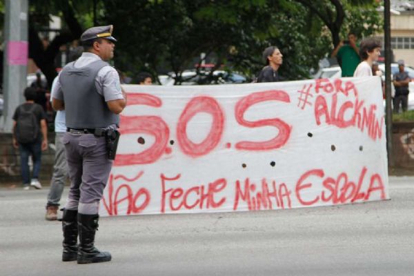 SP: estudantes voltam a protestar e bloqueiam Raposo Tavares