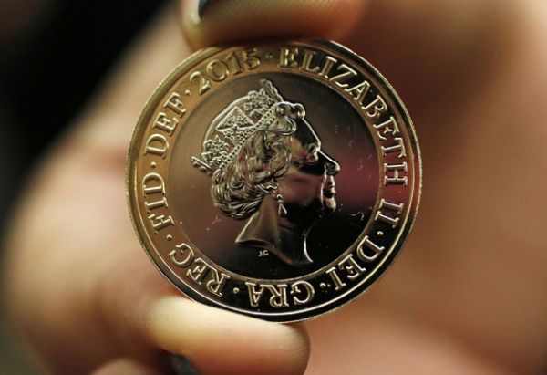Nova moeda com o rosto da Rainha Elizabeth do Reino Unido  exibida nesta segunda-feira (2) em Londres (Foto: Suzanne Plunkett/Reuters)