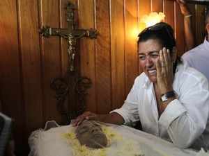 Regina Cas vai a cemitrio para enterro de danarino do 'Esquenta';  veja fotos