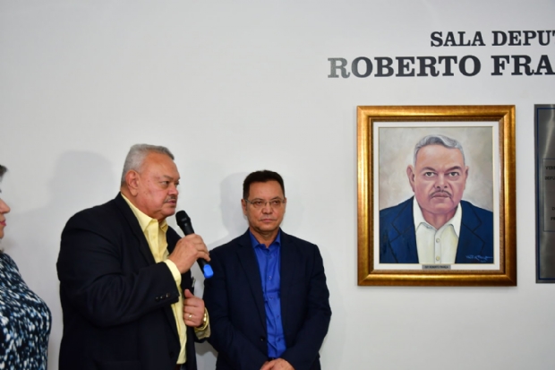 Roberto Frana ao lado do presidente da AL, Eduardo Botelho (DEM)