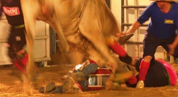 Morre salva-vidas pisoteado por touro durante rodeio no interior de Mato Grosso