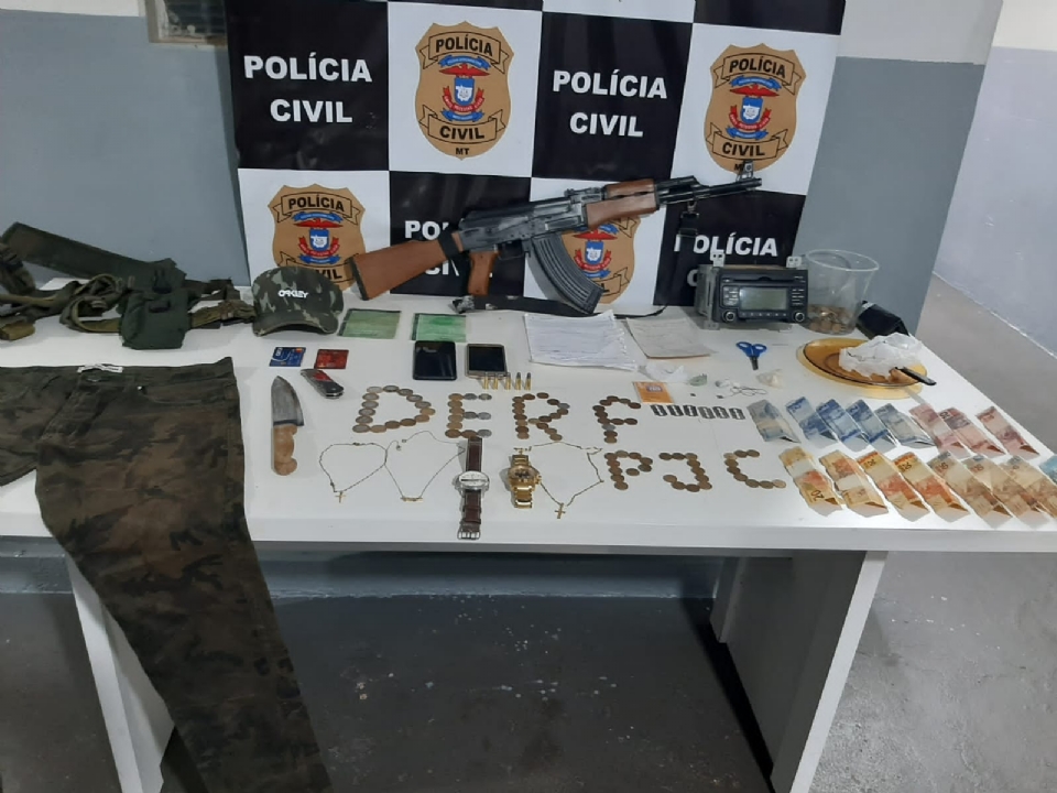 Polcia Civil prende foragido da Justia Federal com drogas, munies e rplica de fuzil