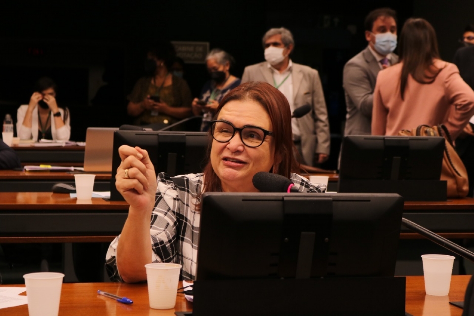 Rosa Neide detona MP de Bolsonaro que adia incio de repasses ao setor cultural