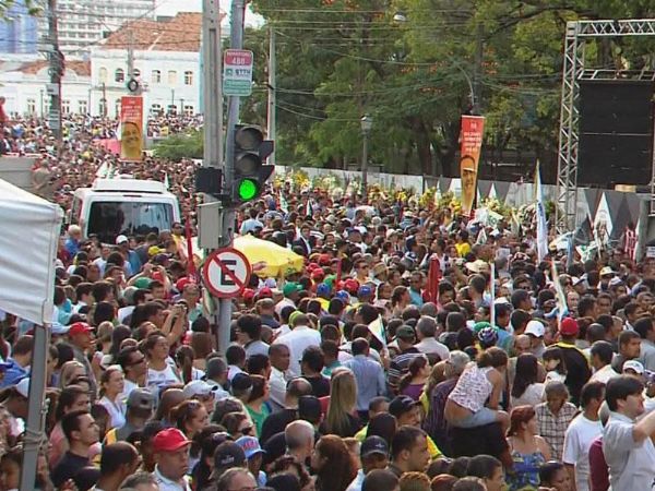 Cerca de 100 mil pessoas acompanharam velrio de Eduardo Campos em Recife