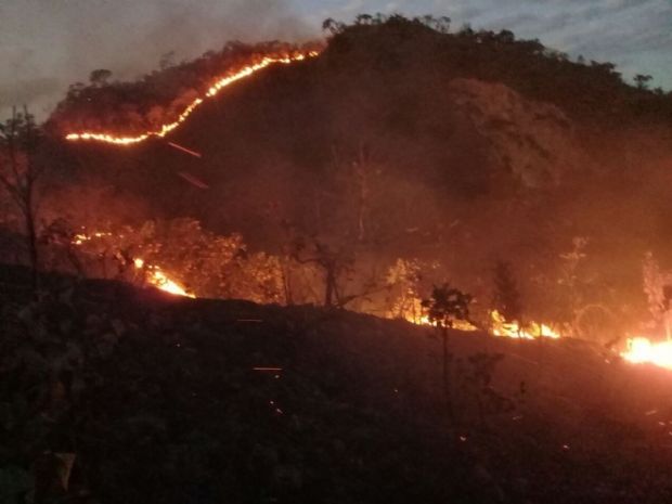 Bombeiros tentam controlar incndio no Parque Estadual Gruta da Lagoa Azul