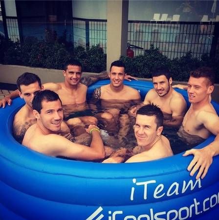 Copa 2014: No dia seguinte  eliminao, jogadores da Austrlia curtem piscina