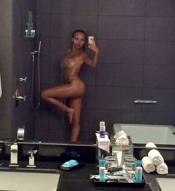 Daniella Chavez posto selfie em aparece nua no banho