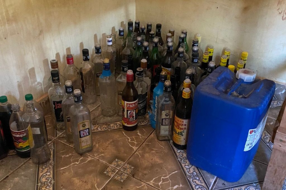 Fbrica clandestina de bebidas alcolicas  fechada durante operao