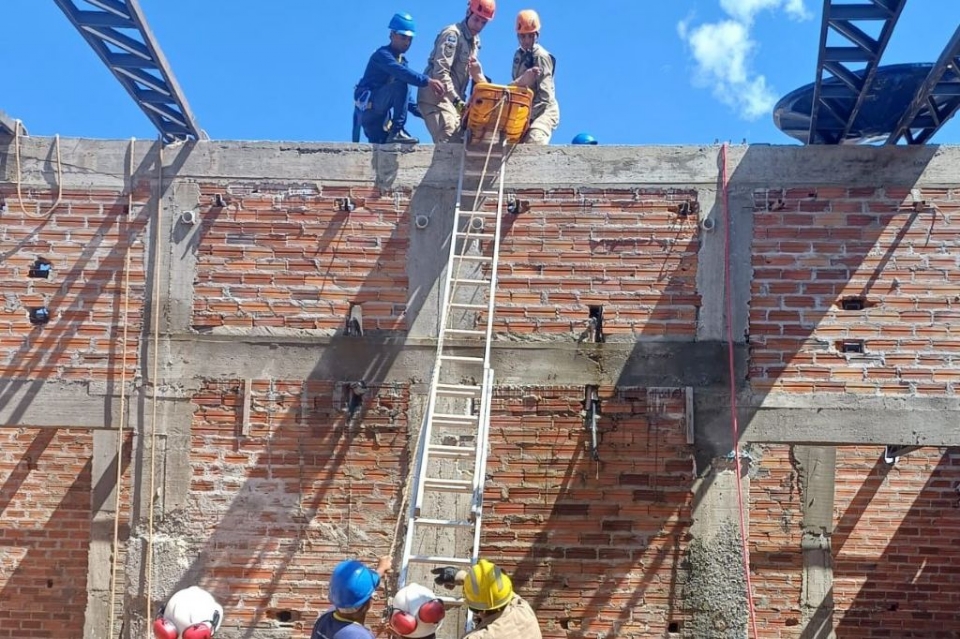 Trabalhador  resgatado em obra a seis metros de altura aps sofrer mal sbito