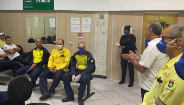 Agentes de trnsito fiscalizam passageiros de nibus em Cuiab