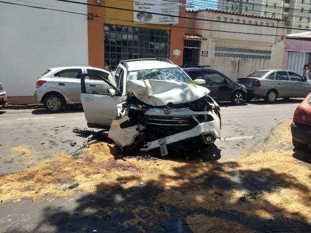 Rapaz desmaia ao volante e colide Fiat Toro contra rvore; avenida fica congestionada
