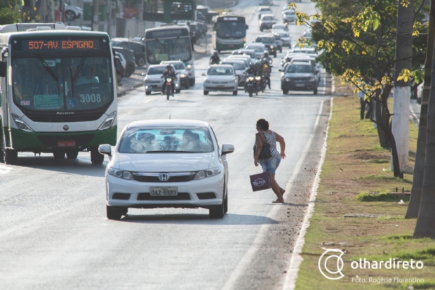 Pedestres se arriscam para atravessar avenida Fernando Corra;  veja vdeos