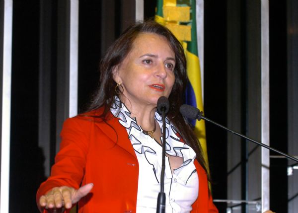 Ex-senadora Serys Slhessarenko se dedica a campanha do PT no interior