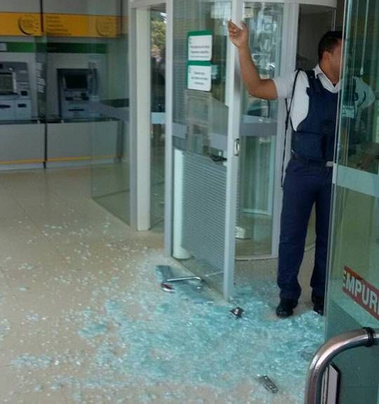 Antes de roubar banco, criminosos invadem prefeitura e fazem servidores refns;  veja fotos 