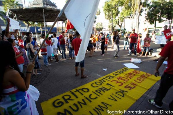 Manifestantes protestam contra aumento de tarifa e pedem 'catraca livre' para a populao;  fotos 