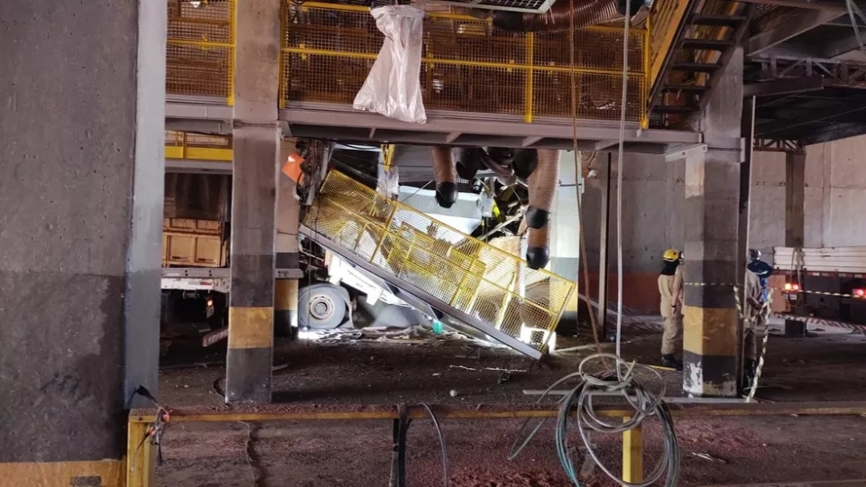 Dois trabalhadores morrem e três ficam feridos após queda de estrutura de silo em empresa de fertilizante