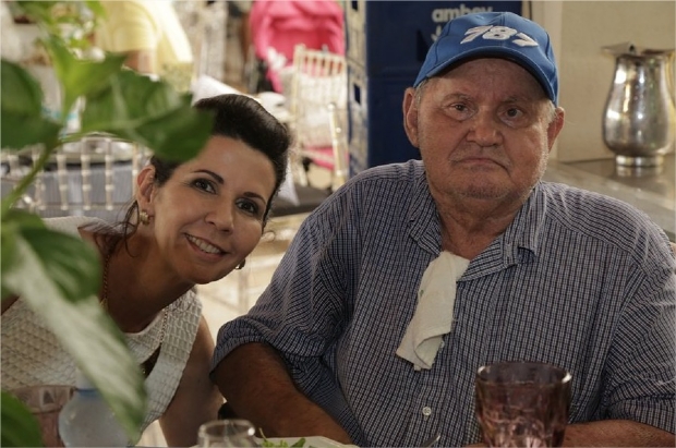 Mariene Abreu Fagundes, esposa de WF, ao lado do pai