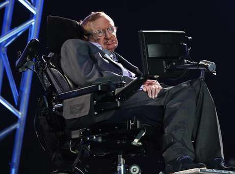 O cientista Stephen Hawking  uma exceo: recebeu diagnstico aos 21 anos e, aos 72, continua vivo e produtivo, mesmo com todas as limitaes que a doena impe