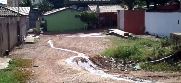 Moradores do bairro Tancredo Neves reivindicam obras de saneamento bsico e pavimentao;  veja vdeo 