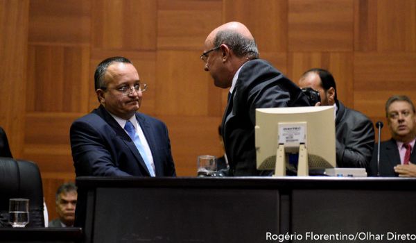 Jos Riva conversa com governador Pedro Taques, durante cerimnia de posse, na Assembleia Legislativa