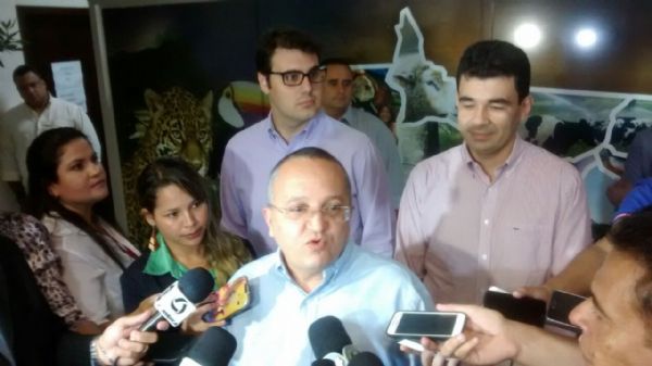 Taques anuncia dois secretrios em Coletiva de imprensa. Atrs dele, Seneri Paludo (de culos) e Marcelo Duarte