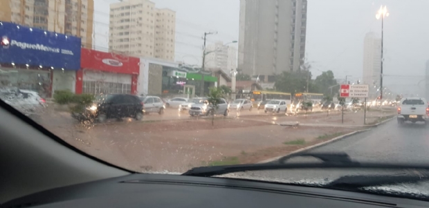 Chuva forte complicou a vida de quem necessitou transitar pela avenida do CPA