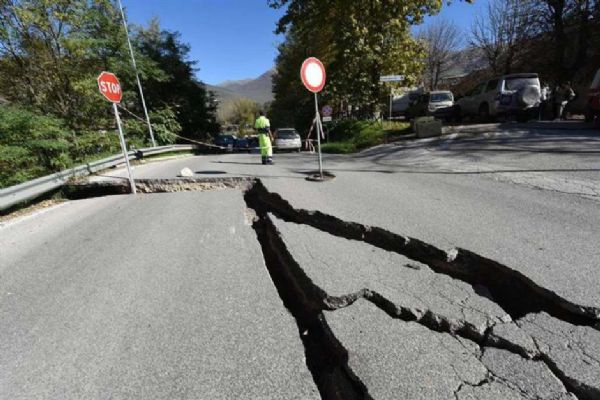Itlia sofre 700 rplicas de terremoto em um dia