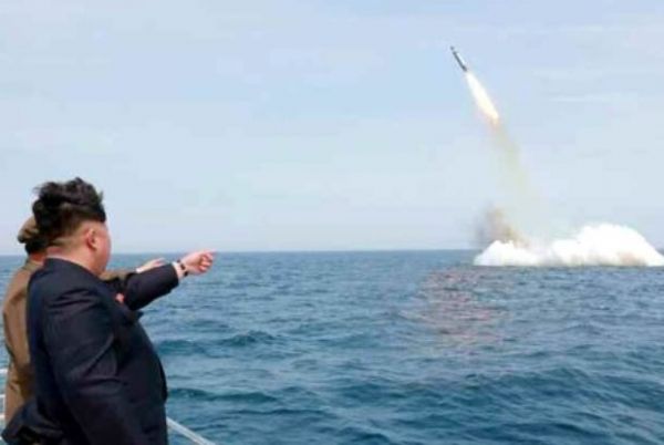 Lder norte-coreano celebra teste de mssil submarino
