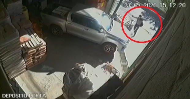 Vdeo mostra momento que policial reage a assalto e mata bandido em Cuiab