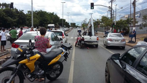 Coliso deixa motoqueiro com fratura exposta e causa congestionamento na Miguel Sutil; veja fotos