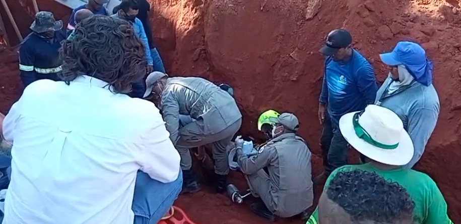Dois trabalhadores so soterrados enquanto trabalhavam em obra: veja vdeo do resgate