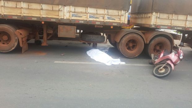 Mulher cai de moto e morre atropelada por carreta  na avenida Fernando Corra