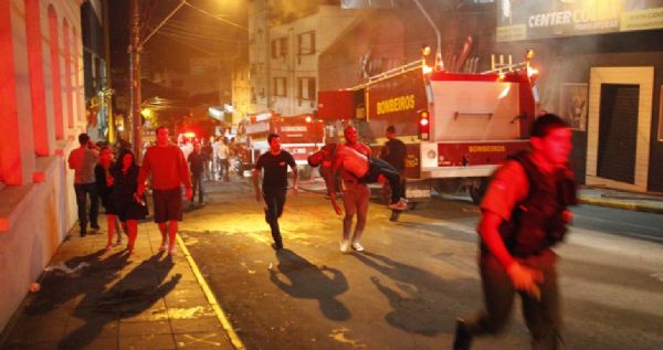 Incndio deixa cera de 245 mortos em boate de Santa Maria