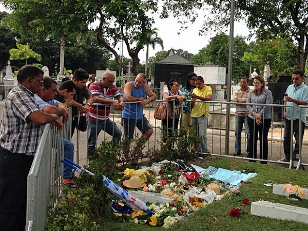 Tmulo de Eduardo Campos est protegido por grades.