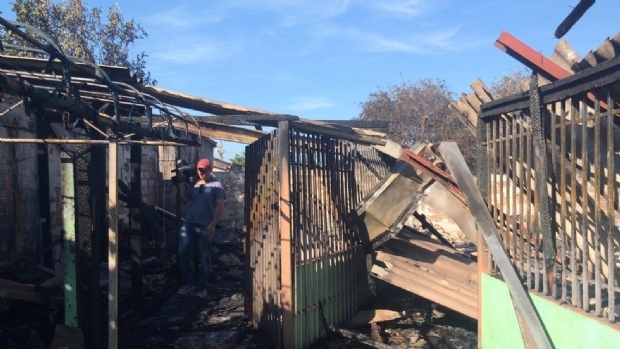 Incndio assusta moradores e destri seis quitinetes durante a madrugada