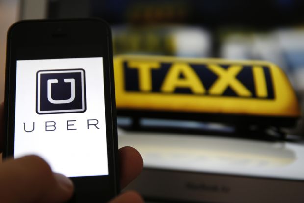 Motorista do Uber tem carro quebrado e  perseguido por taxistas no aeroporto;  vdeo e fotos 