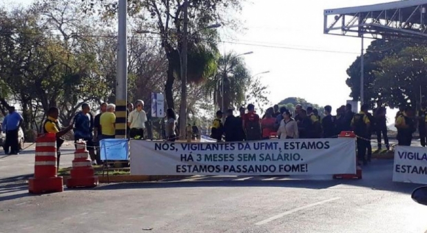 Sem salrios h trs meses, vigilantes fecham guarita da UFMT