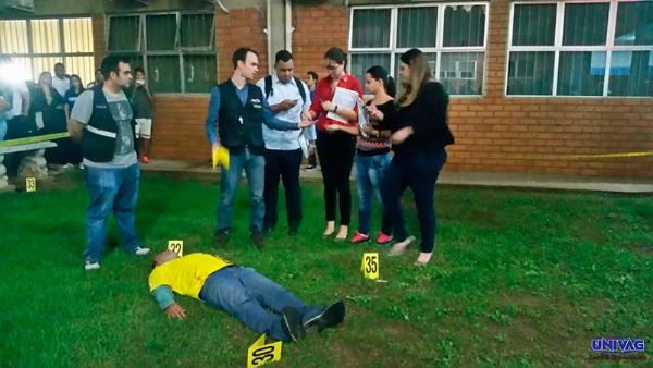 Peritos da Politec participam de simulao de homicdio durante aula de direito na Univag