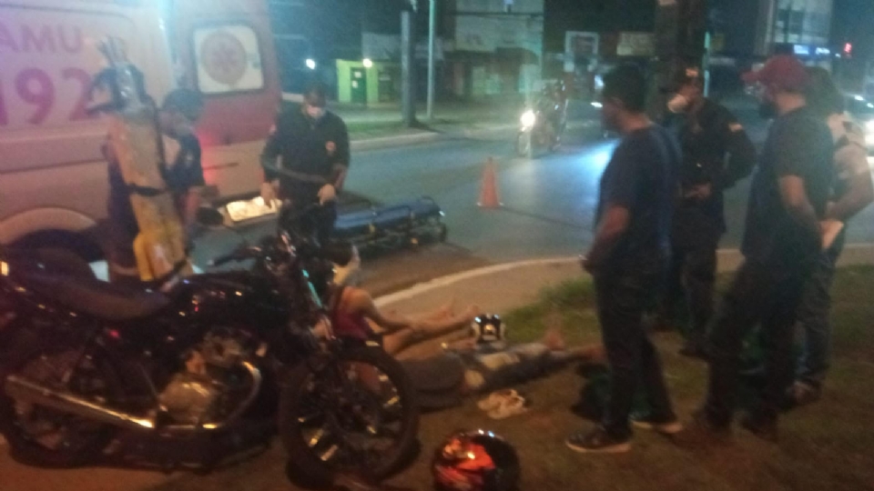 Acidente entre moto e carro deixa duas pessoas feridas em avenida de VG