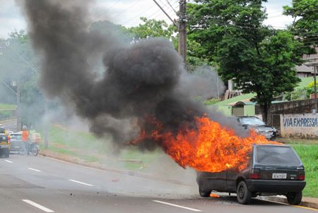 Revoltado com acidente, motorista bbado tenta incendiar prprio carro