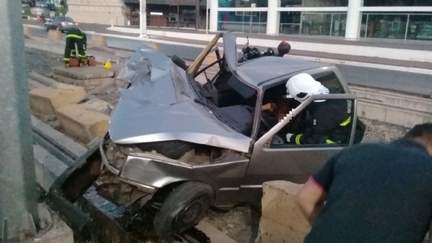 ​Uno colide com poste no canteiro do VLT e motorista fica ferido;  fotos 