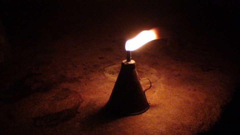Idoso de 93 anos morre carbonizado aps residncia pegar fogo; lamparina pode ter causado incndio