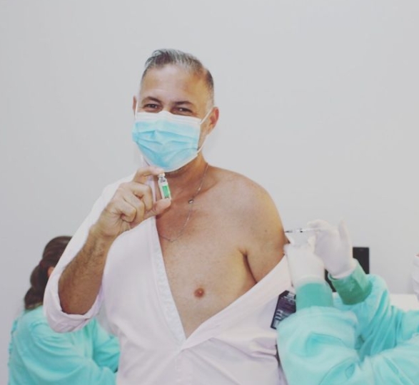 Jornalista posta foto tomando vacina contra Covid-19 em MT e gera revolta