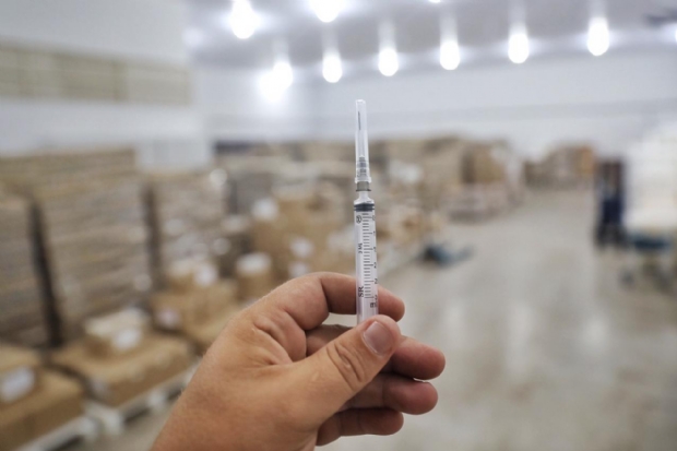 MT prev 'escolta armada' de vacina e investimento milionrio em redes de armazenamento