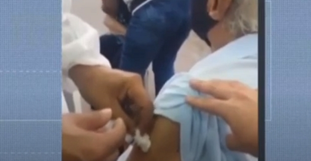 Vdeo mostra vacina supostamente no sendo aplicada em idoso de Cuiab