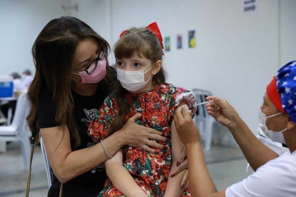 Primeira-dama vacina filha de 7 anos contra a Covid-19 e toma a 4ª dose