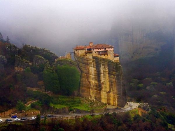 Mosteiros construdos em cima de penhascos impressionam turistas