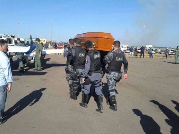 Policiais militares carregam caixo do tenente-coronel Helton Wagner Martins para ser transladado de avio para Cuiab