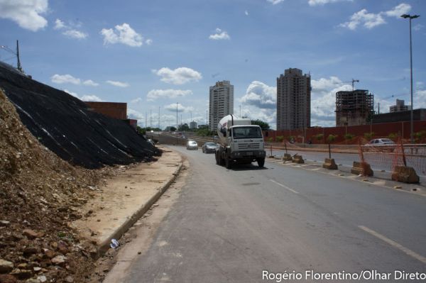 Com risco aos motoristas, marginal do viaduto do Despraiado continua desbloqueada;  fotos 
